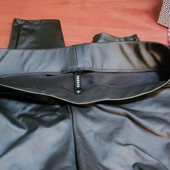 Torrid Faux leather full-length leggings NWOT - Picture 4 of 5